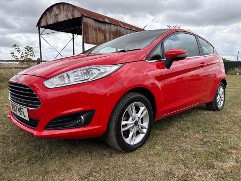 2017 Ford Fiesta 1.25 Zetec Euro 6 3dr in Red — image 1