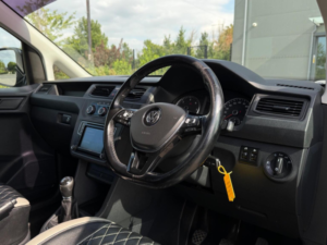 2016 Volkswagen Caddy 2.0 Tdi C20 Bluemotion Tech Highline Swb Euro 6 (s/s) 5dr in Black — image 2