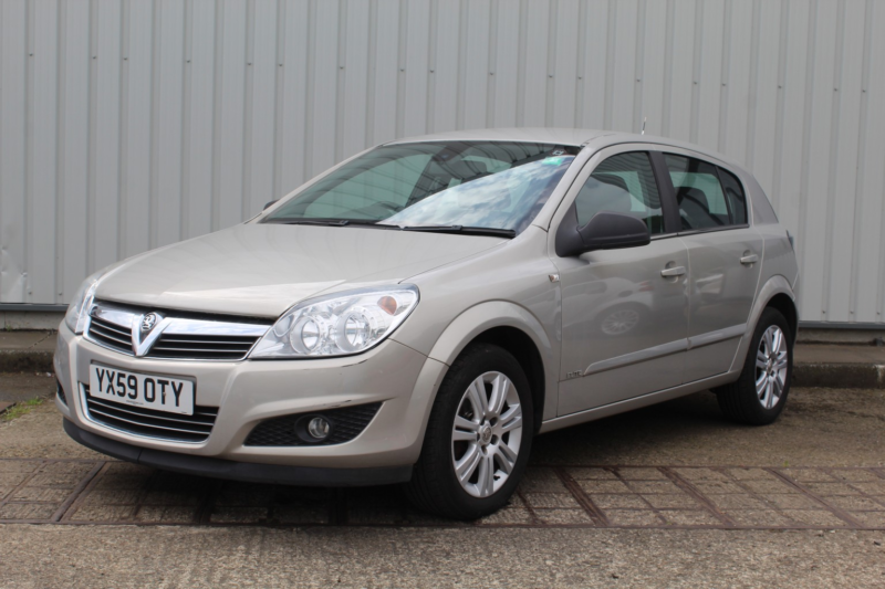 2009 Vauxhall Astra 1.6 I 16v Elite in Silver — image 1