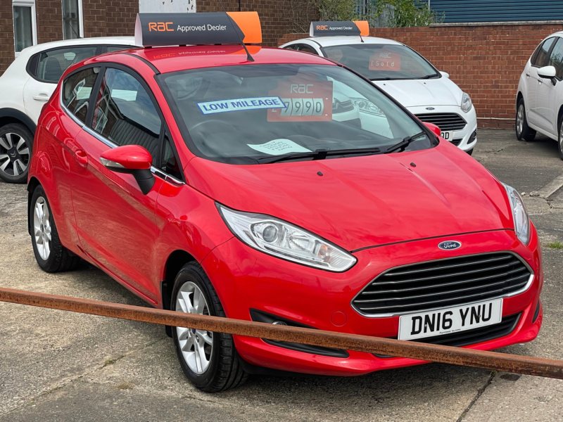 2016 Ford Fiesta 1.25 Zetec Hatchback 3dr Petrol Manual Euro 6 (82 Ps) in Red — image 1