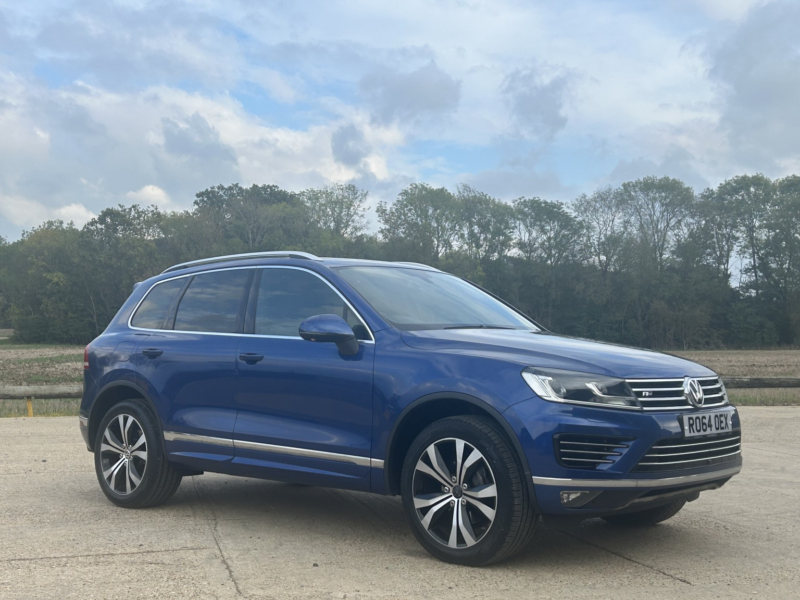 2014 Volkswagen Touareg 3.0 Tdi V6 Bluemotion Tech R-Line in Blue — image 1