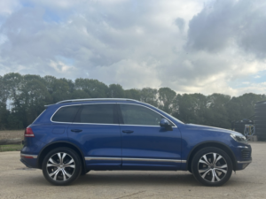 2014 Volkswagen Touareg 3.0 Tdi V6 Bluemotion Tech R-Line in Blue — image 3
