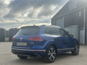 2014 Volkswagen Touareg 3.0 Tdi V6 Bluemotion Tech R-Line in Blue — image 4