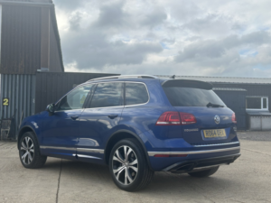 2014 Volkswagen Touareg 3.0 Tdi V6 Bluemotion Tech R-Line in Blue — image 5