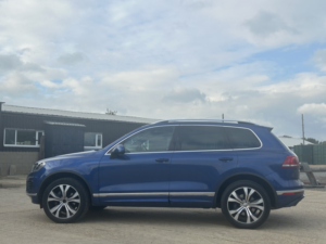 2014 Volkswagen Touareg 3.0 Tdi V6 Bluemotion Tech R-Line in Blue — image 6