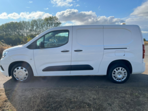 2020 Vauxhall Combo 1.5 Turbo D 2300 Sportive in White — image 3