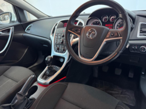 2013 Vauxhall Astra 2.0 Cdti Sri Sports Tourer Euro 5 (s/s) 5dr — image 3