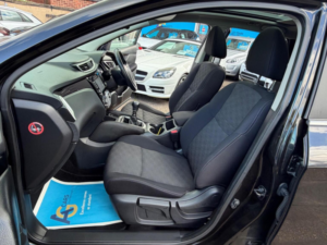 2016 Nissan Qashqai 1.2 Dig-T N-Connecta 2WD Euro 6 (s/s) 5dr in Black — image 4