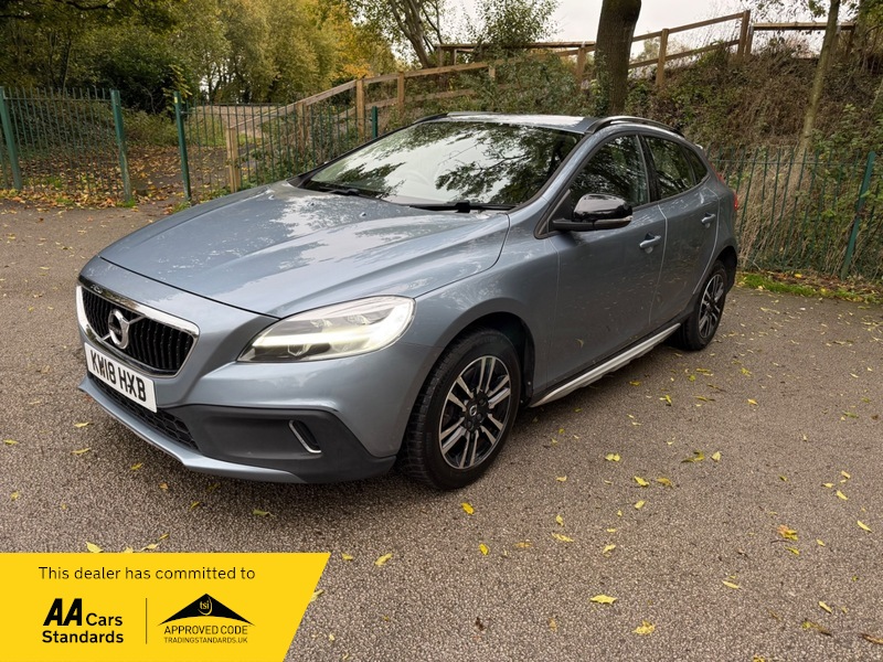 2018 Volvo V40 T3 Cross Country Nav Plus in Blue — image 1