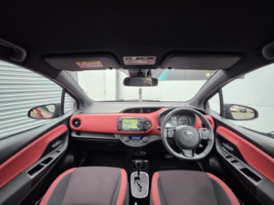 2017 Toyota Yaris 1.5 Vvt-H Blue Bi-Tone in Red — image 2