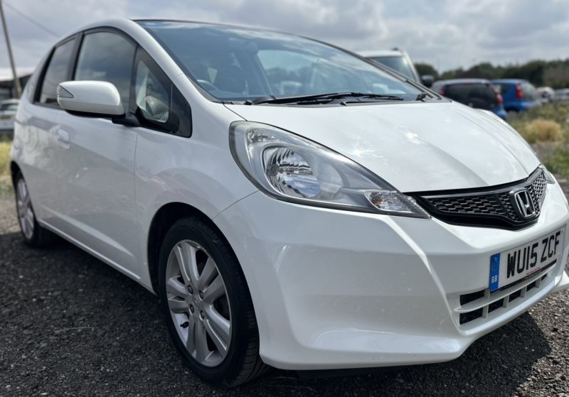 2015 Honda Jazz 1.4 I-Vtec Es Plus in White — image 1