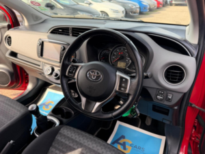 2017 Toyota Yaris 1.33 Dual Vvt-I Icon Euro 6 5dr in Red — image 2