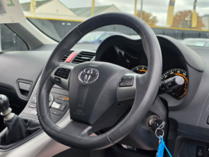 2012 Toyota Auris 1.33 Dual Vvt-I Tr Hatchback 5dr Petrol Manual Euro 4 (s/s) (101 Ps) in Black — image 3