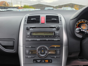 2012 Toyota Auris 1.33 Dual Vvt-I Tr Hatchback 5dr Petrol Manual Euro 4 (s/s) (101 Ps) in Black — image 4