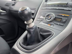 2012 Toyota Auris 1.33 Dual Vvt-I Tr Hatchback 5dr Petrol Manual Euro 4 (s/s) (101 Ps) in Black — image 6