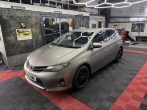 2015 Toyota Auris 1.6 V-Matic Icon Plus in Bronze — image 4
