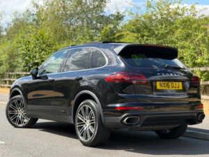 2016 Porsche Cayenne 3.0 Td V6 Tiptronics 4WD Euro 6 (s/s) 5dr in Black — image 4