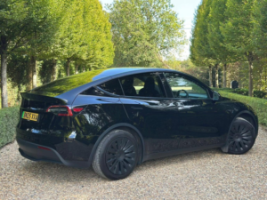 2025 Tesla Model Y Long Range Auto Rwd 5dr in Black — image 4