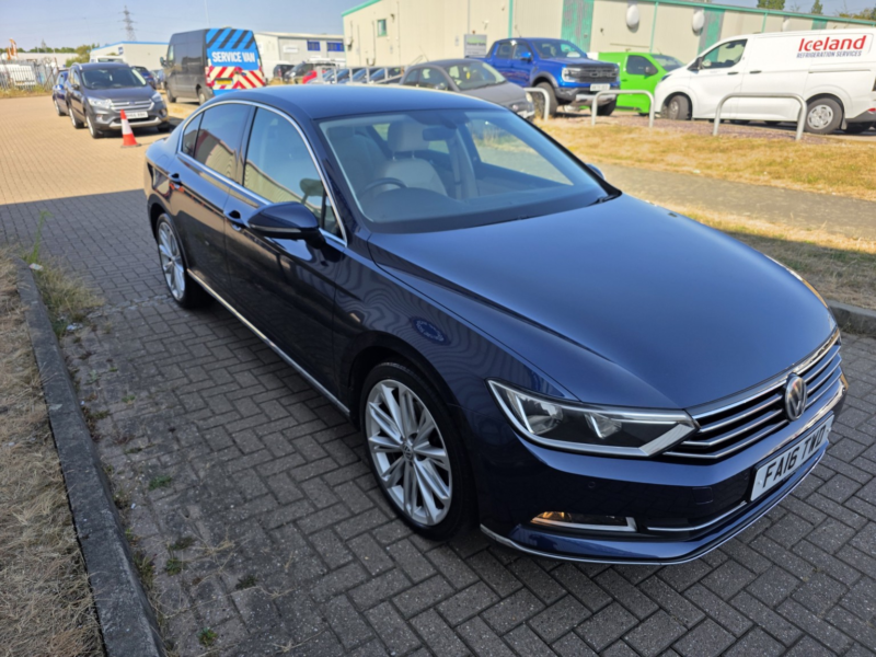 2016 Volkswagen Passat 2.0 Tdi Bluemotion Tech Gt in Blue — image 1