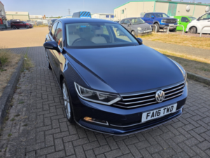 2016 Volkswagen Passat 2.0 Tdi Bluemotion Tech Gt in Blue — image 2