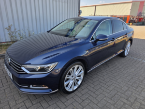 2016 Volkswagen Passat 2.0 Tdi Bluemotion Tech Gt in Blue — image 5