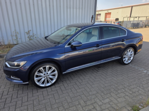 2016 Volkswagen Passat 2.0 Tdi Bluemotion Tech Gt in Blue — image 6