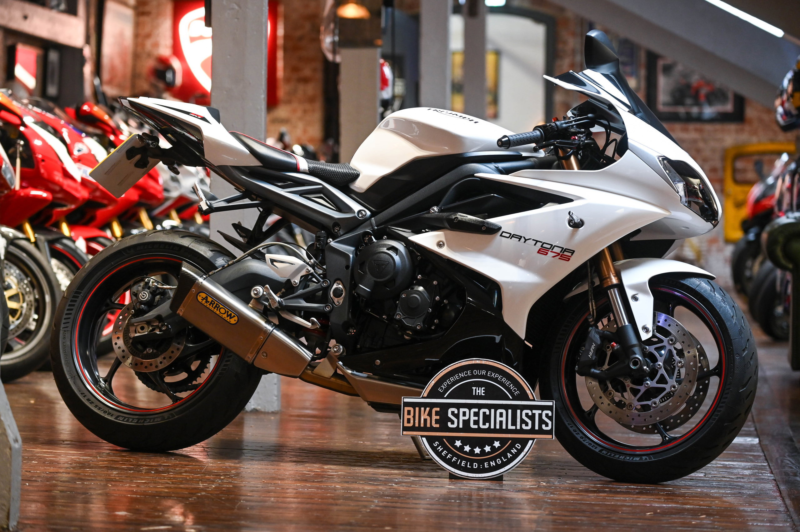 2015 Triumph Daytona 675 *arrow End Can - Stunning* in White — image 1