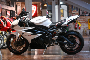 2015 Triumph Daytona 675 *arrow End Can - Stunning* in White — image 3