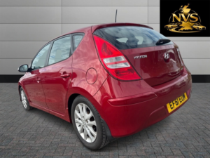 2011 Hyundai I30 1.6 Crdi Comfort in Red — image 5