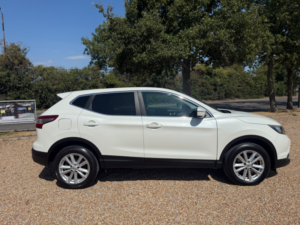 2014 Nissan Qashqai 1.2 Dig-T Acenta Premium SUV 5dr Petrol Manual 2WD Euro 5 (s/s) (115 Ps) in White — image 2