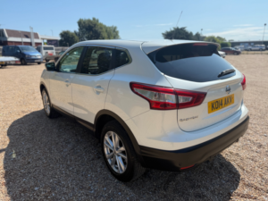 2014 Nissan Qashqai 1.2 Dig-T Acenta Premium SUV 5dr Petrol Manual 2WD Euro 5 (s/s) (115 Ps) in White — image 5