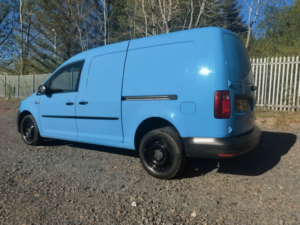 2016 Volkswagen Caddy Maxi 2.0 Tdi C20 Bluemotion Tech Startline in Blue — image 4
