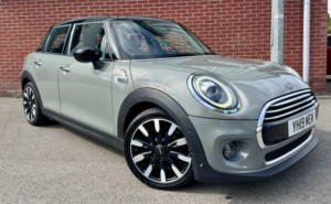 2019 MINI Hatch 1.5 5-Door Hatch Cooper Exclusive in Grey — image 3