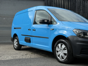 2016 Volkswagen Caddy Maxi 2.0 Tdi C20 Bluemotion Tech Startline in Blue — image 3