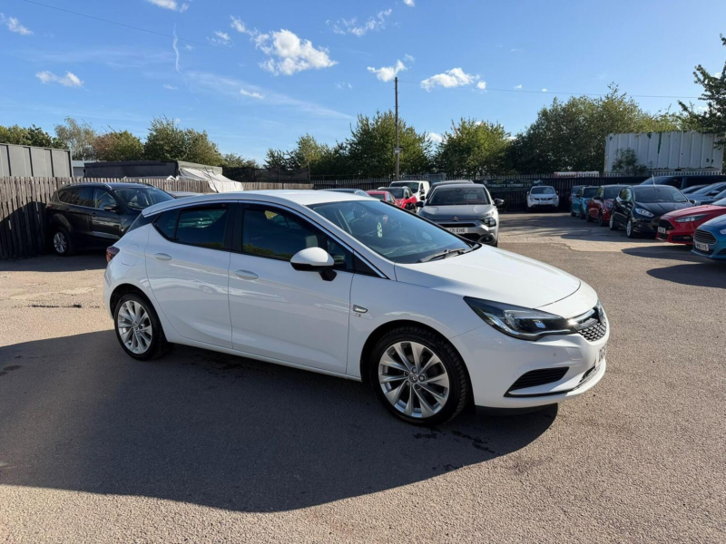 2018 Vauxhall Astra 1.4i Turbo Se Euro 6 5dr in White — image 1