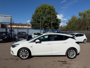 2018 Vauxhall Astra 1.4i Turbo Se Euro 6 5dr in White — image 3