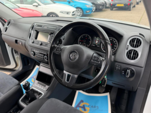 2014 Volkswagen Tiguan 2.0 Tdi Bluemotion Tech Match 2WD Euro 5 (s/s) 5dr in White — image 2