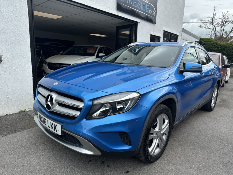 2016 Mercedes-Benz Gla 2.1 Gla200d Sport in Blue — image 1