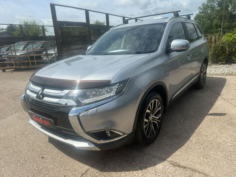 2017 Mitsubishi Outlander 2.2 Di-D 4 in Silver — image 1