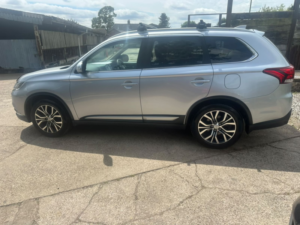 2017 Mitsubishi Outlander 2.2 Di-D 4 in Silver — image 3
