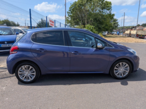 2016 Peugeot 208 1.6 Bluehdi Allure in Blue — image 5