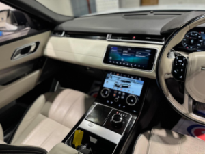 2017 Land Rover Range Rover Velar 2.0 D240 R-Dynamic Hse Auto 4WD Euro 6 (s/s) 5dr in White — image 4