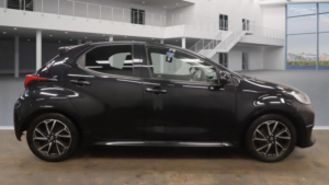 2022 Toyota Yaris 1.5 Vvt-H Design in Black — image 2