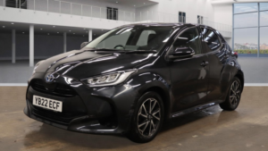 2022 Toyota Yaris 1.5 Vvt-H Design in Black — image 3