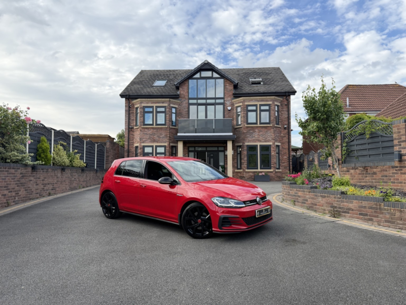 2017 Volkswagen Golf 2.0 Tdi Bluemotion Tech Gtd in Red — image 1