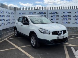2012 Nissan Qashqai 1.6 Visia SUV 5dr Petrol Manual 2WD Euro 5 (s/s) (117 Ps) in White — image 5
