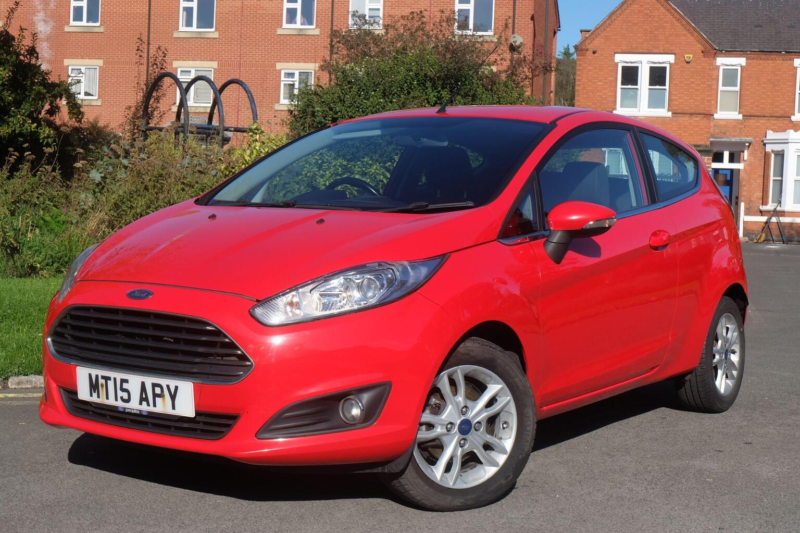 2015 Ford Fiesta 1.25 Zetec Euro 6 3dr in Red — image 1
