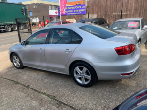 2011 Volkswagen Jetta 2.0 Tdi Se Euro 5 4dr in Silver — image 4