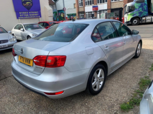 2011 Volkswagen Jetta 2.0 Tdi Se Euro 5 4dr in Silver — image 5