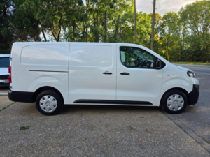 2021 Vauxhall Vivaro 1.5 Turbo D 2900 Dynamic L2 H1 Euro 6 (s/s) 6dr in White — image 2